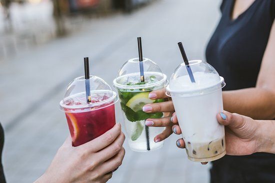 Tornano nel fine settimana i cocktail d'asporto della movida varesina Tornano nel fine settimana i cocktail d'asporto della movida varesina