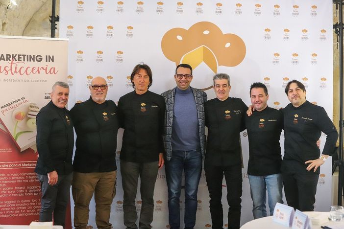 La giuria del concorso "Divina Colomba" di cui fa parte il "nostro" Claudio Colombo, secondo da destra nello scatto