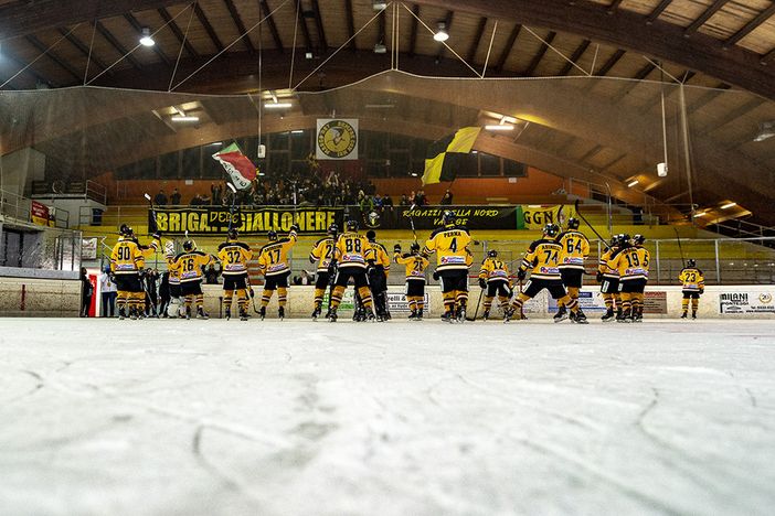 Il pubblico giallonero nel derby di giovedì a Como può essere decisivo (foto Alessandro Galbiati)