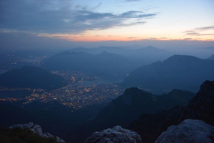 Una magnifica immagine dall'alto con le luci della sera sulla nostra provincia in queste miti serate d'inizio autunno che però sembrano più simili alla fine dell'estate (foto tratta dalla pagina Facebook della Società Astronomica G.V.Schiapparelli)