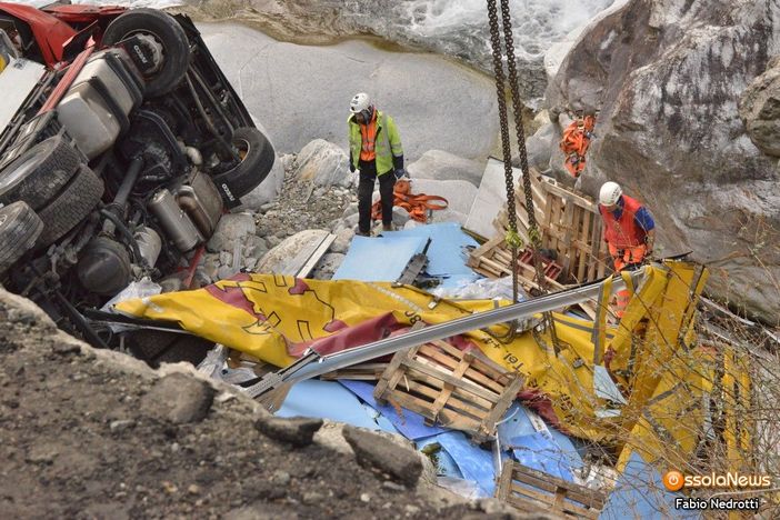 Una fase del recupero (foto da OssolaNews) Una fase del recupero (foto da OssolaNews)