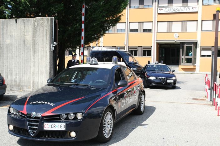 Varese, aggredisce i carabinieri con calci e pugni: immobilizzato con lo spray al peperoncino