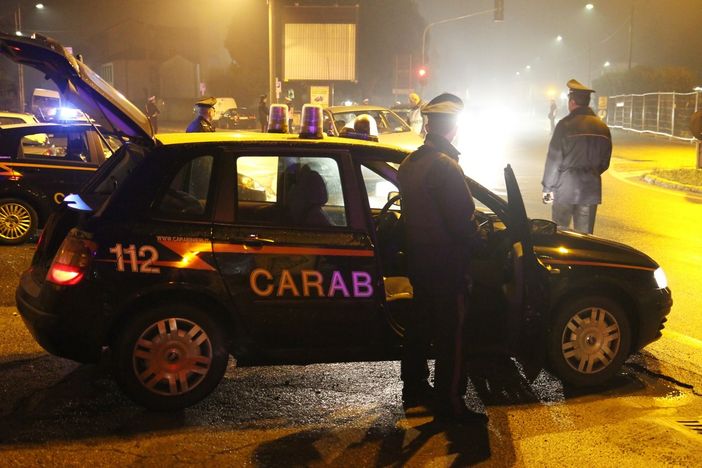 Scoperto con la droga in auto in viale Borri: ragazzo nei guai