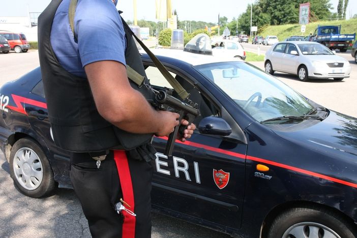 Gavirate, a spasso con due piantine di marijuana e coltelli: denunciato dai carabinieri