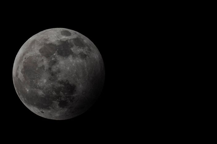 FOTO. E la Luna bussò. Ecco l'immagine della prima eclissi del decennio vista dal Varesotto