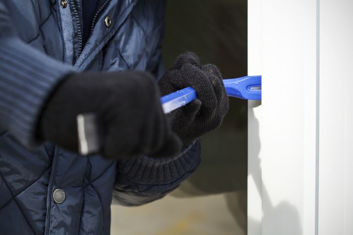 Malnate, raffica di furti in appartamento e ditte: il Comune aumenta le pattuglie della polizia locale e scrive al prefetto