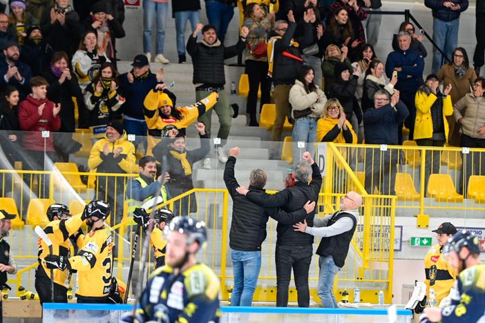 Bolgia "finale" all'Acinque Ice Arena per i Mastini: Czarnecki, Malfatti e Fiori in delirio con il pubblico (foto Alessandro Umberto Galbiati) Bolgia "finale" all'Acinque Ice Arena per i Mastini: Czarnecki, Malfatti e Fiori in delirio con il pubblico (foto Alessandro Umberto Galbiati)