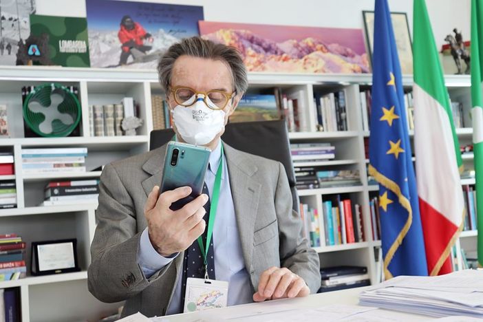 Lombardia, via libera a cartolerie e fioristi oltre che ad alberghi e studi professionali. Resta l'obbligo di coprire le vie respiratorie