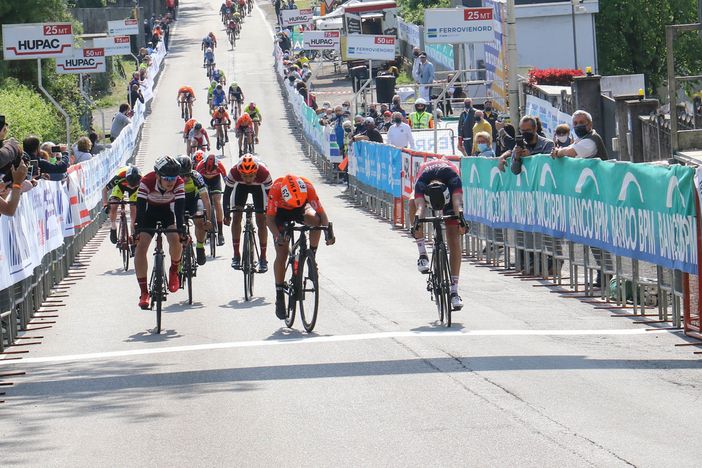 L'arrivo vincente - ma è servito il fotofinish - di Giacomo Dentelli alla Giovane Tre Valli riservata agli esordienti (foto di Giordano Azzimonti)