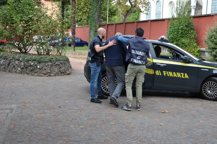 Minacciava di morte un imprenditore e la sua famiglia per ottenere denaro, estorsore in manette