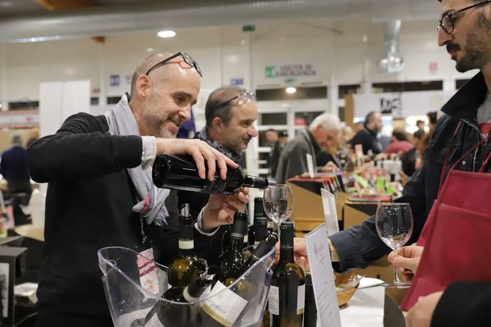 A Oleggio arriva “Calici a Palazzo, l’emporio dei vini”: un viaggio sensoriale tra eccellenze e tradizione A Oleggio arriva “Calici a Palazzo, l’emporio dei vini”: un viaggio sensoriale tra eccellenze e tradizione