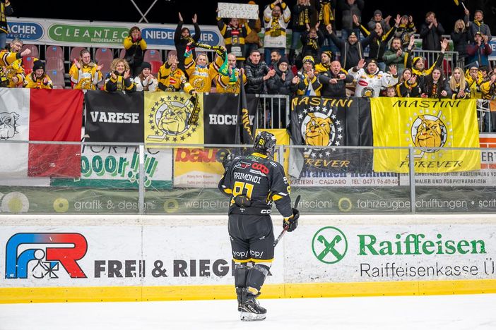 Le lacrime di Edoardo Raimondi all'ultima partita con il Varese sotto il popolo giallonero che lo osanna (Foto da Caldaro di Alessandro Umberto Galbiati)