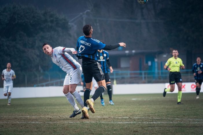 Il "toro" nerazzurro Martinez in azione contro la Caronnese (foto di Samuele Lucchi da Solbiatese Calcio 1911) Il "toro" nerazzurro Martinez in azione contro la Caronnese (foto di Samuele Lucchi da Solbiatese Calcio 1911)