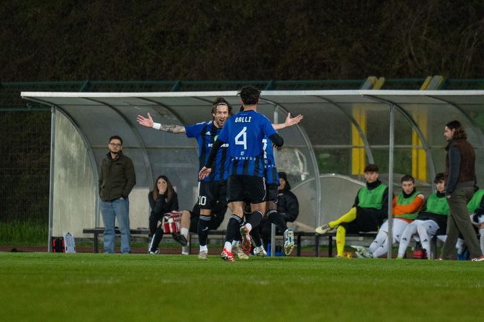 «Abbracciami» sembra dire Scapinello, 13 gol in campionato, a Galli nella serata del 3-0 a Meda (Foto Samuele Lucchi - Solbiatese Calcio 1911). Sotto la gioia incontenibile di Marinaci che porta in vantaggio il Base 96 Seveso, ultimo della classe ma primo per cuore, contro il Pavia che poi si salva