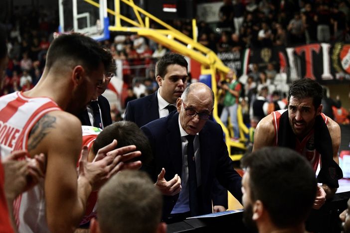 Coach Attilio Caja durante un timeout insieme ai suoi giocatori (foto Averna / archivio)