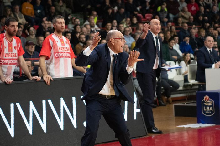 Nel post partita la rabbia di coach Caja e del gm Conti (foto Averna / archivio)