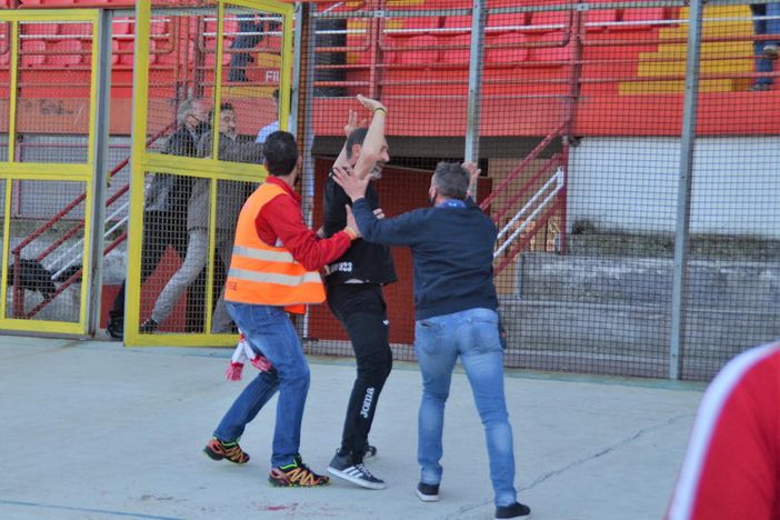 Il Varese reagisce all'allenatore dell'Imperia: «Falso che sia stato colpito da un pugno, il suo comportamento è stato inqualificabile. Ci sono filmati e immagini che lo testimoniano»