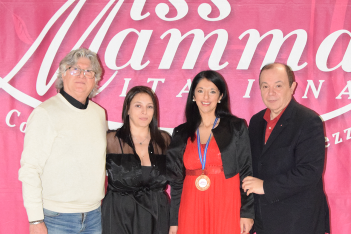 Rosa Maria Corbisiero (con la medaglia di premiazione), in compagnia di Silvano Morini, Laura Pascalone e Paolo Teti Rosa Maria Corbisiero (con la medaglia di premiazione), in compagnia di Silvano Morini, Laura Pascalone e Paolo Teti