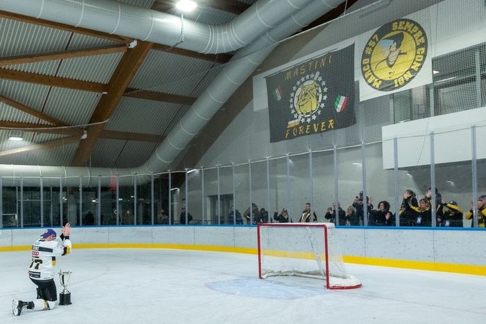 Daniele Odoni inginocchiato davanti alla maglia di Marco Fiori dopo aver appena vinto la Coppa Italia: è una delle foto più belle scattate dal nostro Alessandro Galbiati Daniele Odoni inginocchiato davanti alla maglia di Marco Fiori dopo aver appena vinto la Coppa Italia: è una delle foto più belle scattate dal nostro Alessandro Galbiati