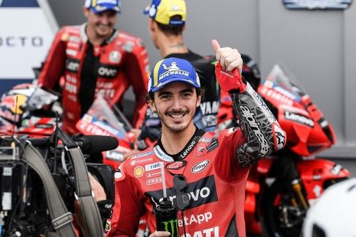 VIDEO - L'erede di Valentino Rossi arriva da Chivasso: Pecco Bagnaia nuovo re della MotoGp. La festa in Piemonte