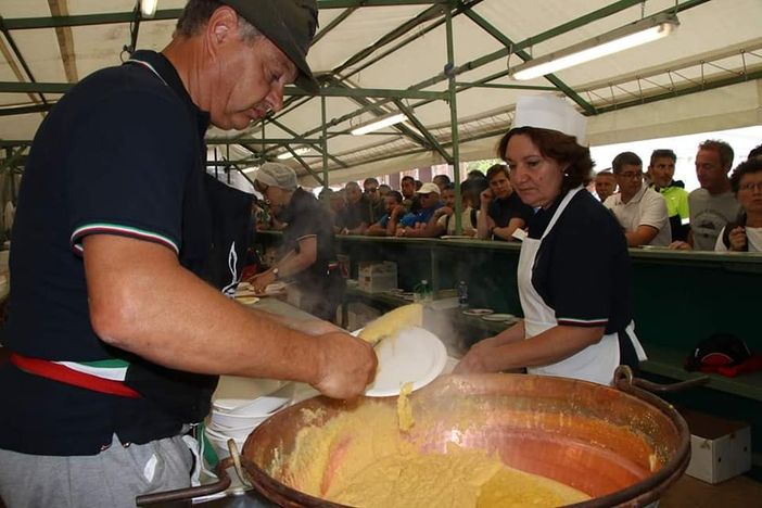 Alla Festa degli Alpini sono state servite 19mila porzioni di polenta (foto tratta dalla pagina Facebook del Gruppo Alpini Varese)