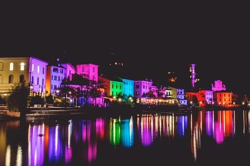Il lungolago di Porto Ceresio illuminato per le feste Il lungolago di Porto Ceresio illuminato per le feste