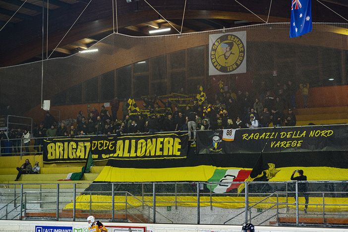 MASTINI SFRATTATI. La società di gestione: «Dette cose non vere, tranne una». I Ragazzi della Nord: «Chi di dovere agisca per Varese e per i tifosi» MASTINI SFRATTATI. La società di gestione: «Dette cose non vere, tranne una». I Ragazzi della Nord: «Chi di dovere agisca per Varese e per i tifosi»