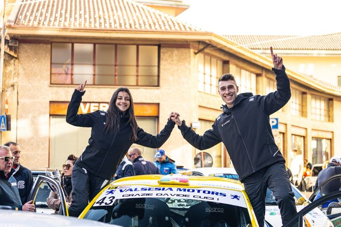 Matteo Sanfilippo con la sua compagna e navigatrice Sabrina Longo festeggiano il podio come primi della categoria Under 25