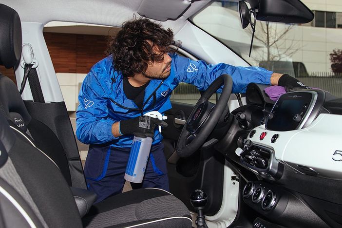 Coronavirus, i consigli per sanificare efficacemente la propria auto: «Partire dal cambio e dal volante» Coronavirus, i consigli per sanificare efficacemente la propria auto: «Partire dal cambio e dal volante»