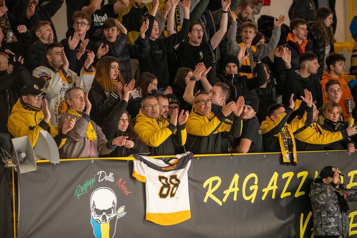 Stasera pullman dei Mastini Forever e carovana d'auto per seguire il Varese capolista a Pergine (foto Galbiati)