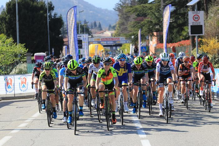 Il rumore delle due ruote sulle strade mentre passa il gruppo del Trofeo Binda: nel ciclismo si prova a tornare alla vita e alle emozioni di sempre (Foto F.Ossola)