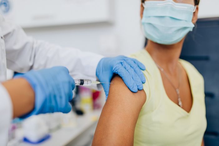 Vaccini, lunedì si parte con le fasce tra i 79 e i 75 e tra i 74 e i 70 anni