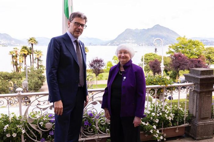 Il ministro Giorgetti con Yanet Yellen al G7 di Stresa (foto Adnkronos)