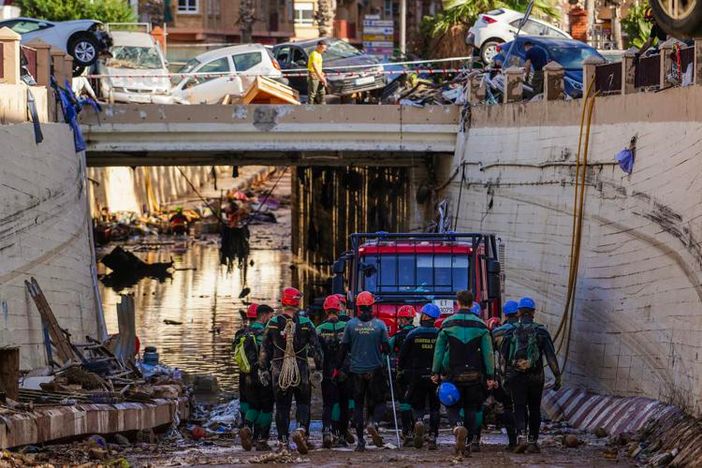 L'alluvione di Valencia (foto Adnkronos) L'alluvione di Valencia (foto Adnkronos)