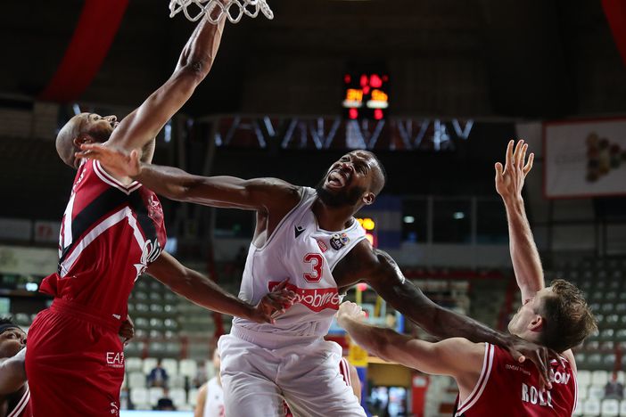 Anthony Morse lotta come una belva in mezzo ai marziani (foto Aberto Ossola - Pallacanestro Varese)