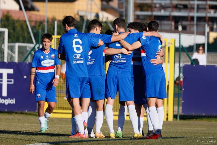Varesina, la famiglia del gol dopo il 3-0 di Gasparri (foto Enrico Scaringi)