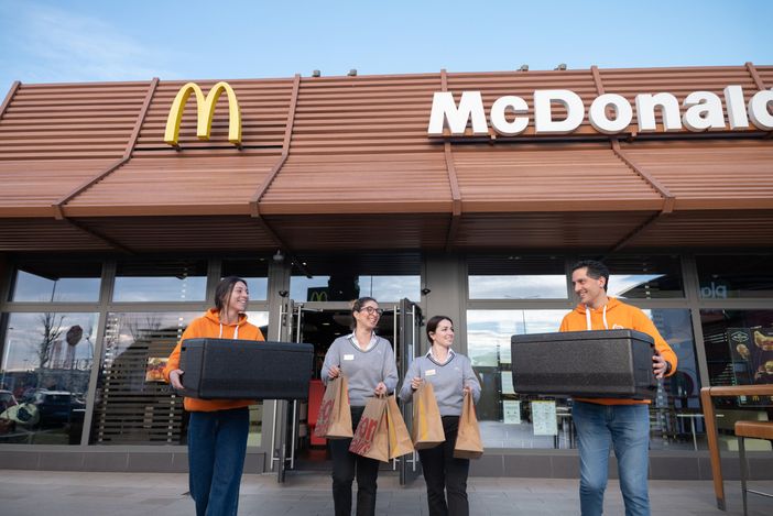 In provincia di Varese McDonald’s e Fondazione Ronald McDonald insieme a Banco Alimentare della Lombardia donano 80 pasti caldi a settimana a chi è in difficoltà In provincia di Varese McDonald’s e Fondazione Ronald McDonald insieme a Banco Alimentare della Lombardia donano 80 pasti caldi a settimana a chi è in difficoltà