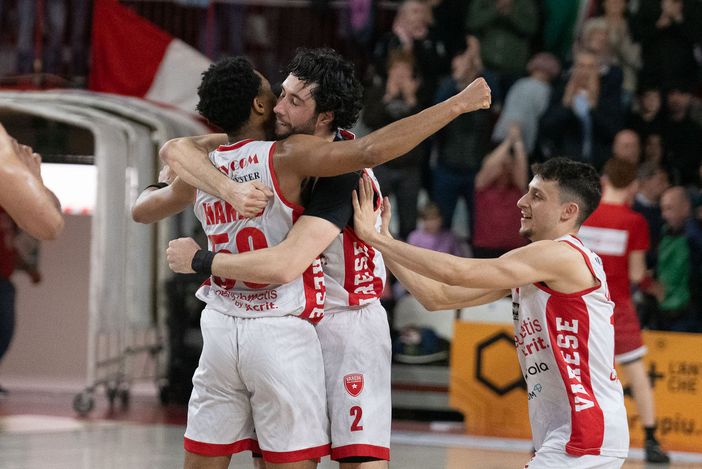 Jaylen Hands abbracciato da Alviti e Librizzi (foto di Fabio Averna)