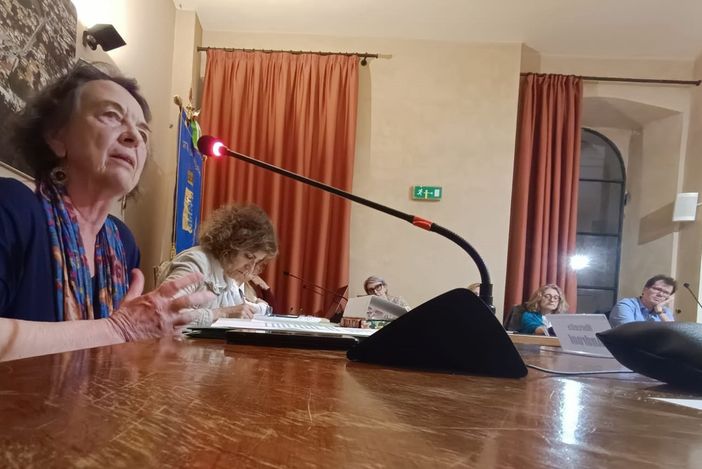 La sindaca di Angera Marcella Androni in consiglio comunale