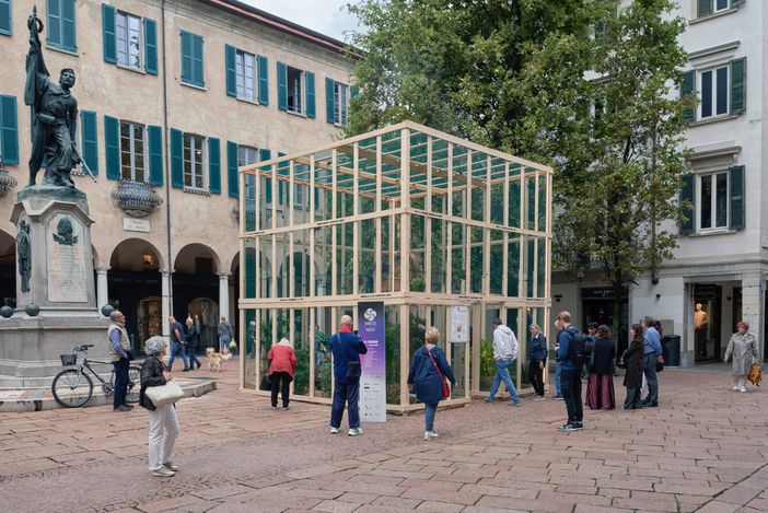 La "gabbia" posizionata in piazza del Podestà