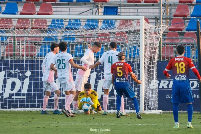 Lorenzo Maddalon, 17 anni, all'esordio da titolare in campionato con la Varesina protetto dai compagni dopo una presa bassa (foto Enrico Scaringi - Varesina Calcio) Lorenzo Maddalon, 17 anni, all'esordio da titolare in campionato con la Varesina protetto dai compagni dopo una presa bassa (foto Enrico Scaringi - Varesina Calcio)