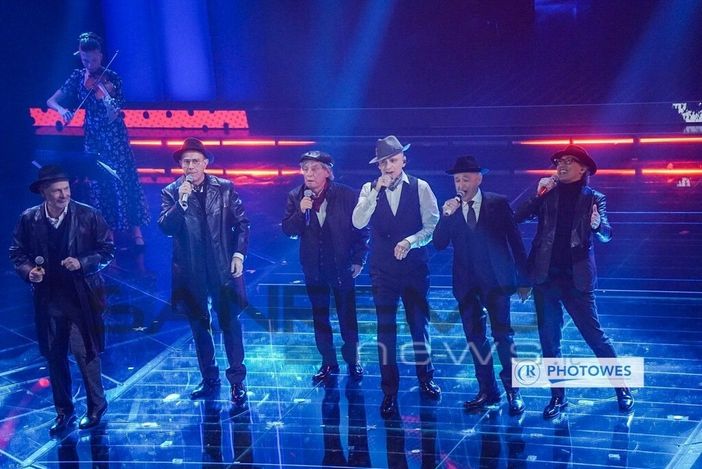 L'esibizione di J-Ax con Cochi, Paolo Rossi, Paolo Jannacci, Ale e Franz sul palco dell'Ariston (foto da Sanremonews.it)