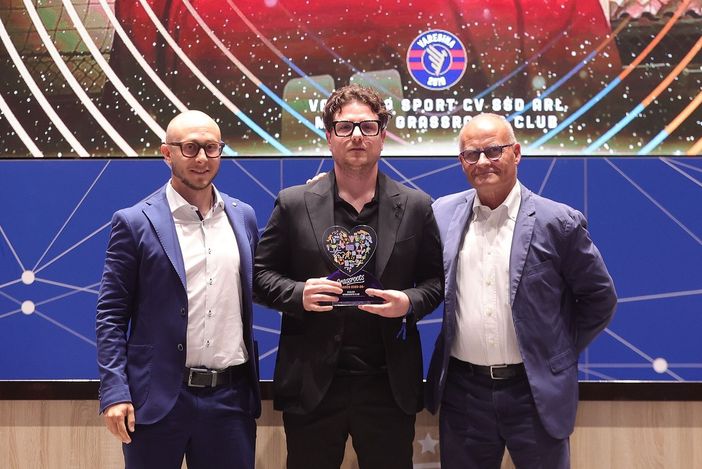 Max Di Caro, al centro, e Andrea Millefanti, a sinistra, ricevono il premio di miglior Grassroots Club d’Italia da parte del coordinatore regionale SGS Mauro Spoldi Max Di Caro, al centro, e Andrea Millefanti, a sinistra, ricevono il premio di miglior Grassroots Club d’Italia da parte del coordinatore regionale SGS Mauro Spoldi