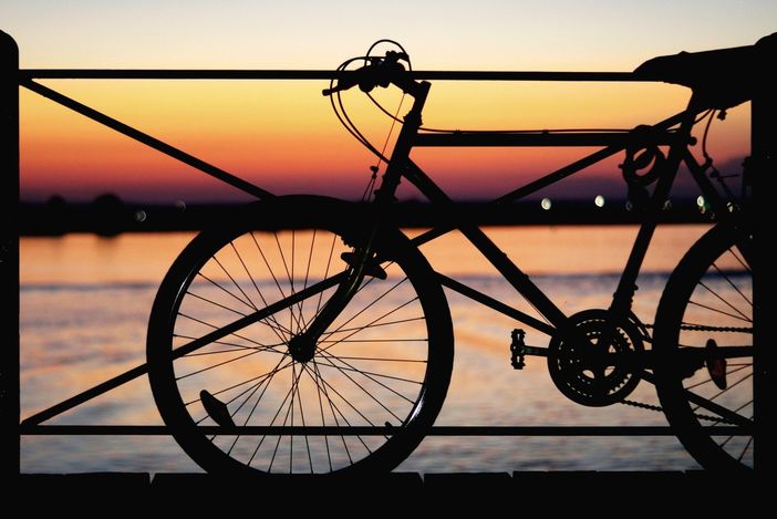 Bicicletta, l’alleata del cuore: pedalare aiuta a prevenire