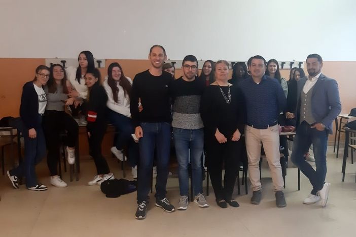 In prima fila, da destra, Gianluca Carullo e Andrea Leta, con docenti e studenti