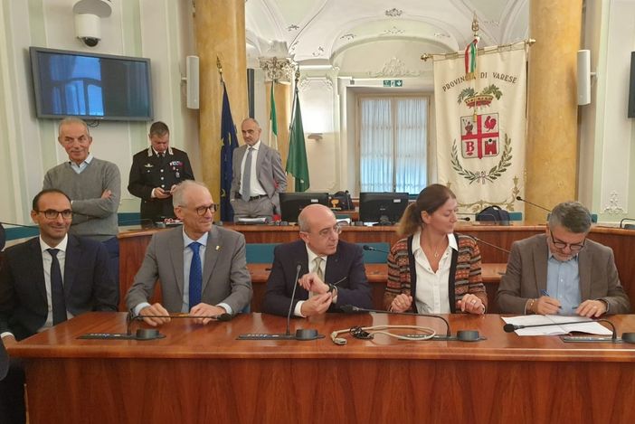 La firma dell'accordo in Prefettura per il via al Controllo di Vicinato a Luino La firma dell'accordo in Prefettura per il via al Controllo di Vicinato a Luino