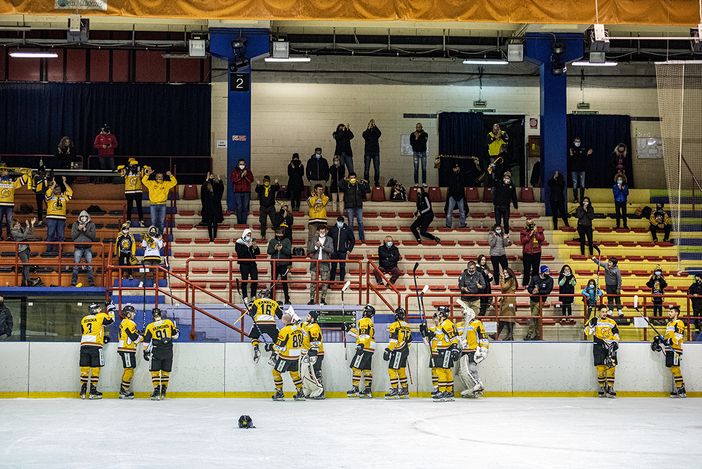 Capitan Vanetti sulla balaustra sotto i tifosi con la squadra impazzita di gioia: è l'immagine più bella per la prima vittoria dopo mesi di pura sofferenza (foto Alessandro Galbiati)