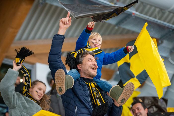 Si balla e si canta alla Acinque Ice Arena