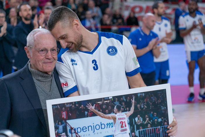 Difficile scegliere una copertina in mezzo a 60 immagini - una più bella dell'altra - che descrivono momenti uno più bello dell'altro. Alla fine abbiamo optato per questa: Giancarlo Ferrero che si avvicina affettuosamente al "suo" presidente Toto Bulgheroni durante la premiazione a centrocampo prima del match tra Varese e Brescia Difficile scegliere una copertina in mezzo a 60 immagini - una più bella dell'altra - che descrivono momenti uno più bello dell'altro. Alla fine abbiamo optato per questa: Giancarlo Ferrero che si avvicina affettuosamente al "suo" presidente Toto Bulgheroni durante la premiazione a centrocampo prima del match tra Varese e Brescia