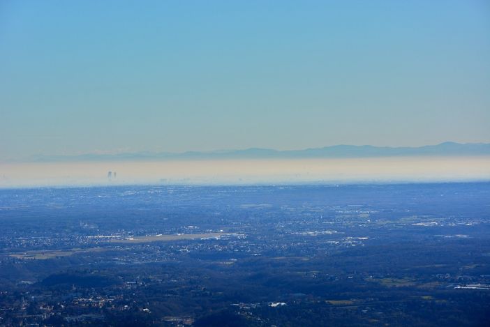 Una vista dicembrina dall'alto di Varese e provincia, sotto in gallery il fenomeno delle nubi iridescenti avvistate nei cieli del Varesotto verso fine mese (foto Centro Geofisico Prealpino) Una vista dicembrina dall'alto di Varese e provincia, sotto in gallery il fenomeno delle nubi iridescenti avvistate nei cieli del Varesotto verso fine mese (foto Centro Geofisico Prealpino)